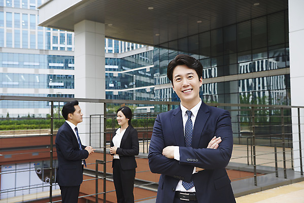 포토 JPG 주간 여자 남자 중년 회사 협력 서기 정장 상반신 성인 야외 앞모습 옆모습 세명 비즈니스라이프 한국인 직장인 비즈니스맨 비즈니스우먼 상사 동료 부하 빌딩숲 부하직원 판교 국내포토 자연요소 직업 라이프스타일 옷 뷰포인트 비즈니스 관계 모션 사람 동양인 빌딩 분당 파일형식