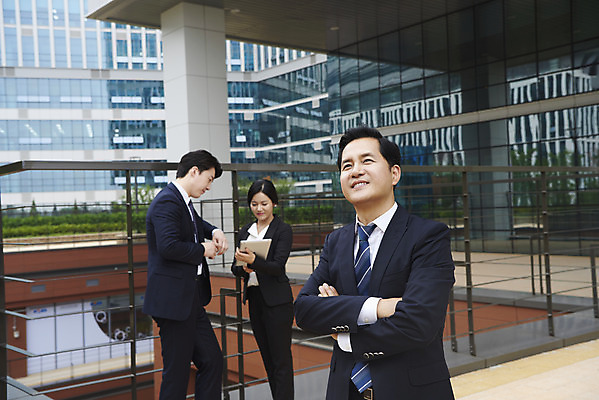 포토 JPG 주간 응시 여자 남자 중년 회사 협력 서기 정장 상반신 성인 야외 앞모습 옆모습 세명 비즈니스라이프 팔짱 한국인 직장인 비즈니스맨 비즈니스우먼 상사 동료 부하 빌딩숲 부하직원 판교 국내포토 자연요소 직업 라이프스타일 시선 옷 뷰포인트 비즈니스 관계 모션 사람 동양인 빌딩 분당 파일형식