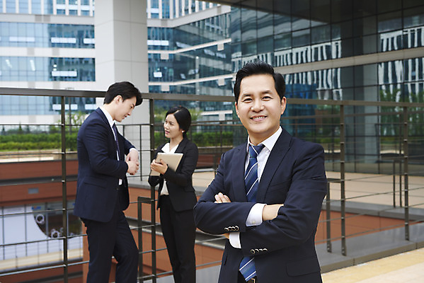 포토 JPG 주간 여자 남자 중년 회사 협력 서기 미소 정장 상반신 성인 야외 앞모습 옆모습 세명 비즈니스라이프 팔짱 한국인 직장인 비즈니스맨 비즈니스우먼 상사 동료 부하 빌딩숲 부하직원 판교 국내포토 자연요소 직업 라이프스타일 옷 뷰포인트 비즈니스 관계 모션 표정 사람 동양인 빌딩 분당 파일형식