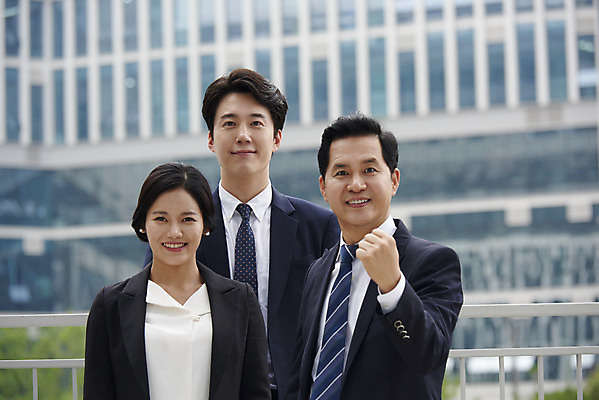 포토 JPG 주간 여자 남자 중년 회사 협력 서기 미소 정장 상반신 성인 야외 앞모습 세명 비즈니스라이프 파이팅 주먹 한국인 직장인 비즈니스맨 비즈니스우먼 상사 동료 부하 빌딩숲 부하직원 판교 국내포토 자연요소 직업 라이프스타일 옷 뷰포인트 비즈니스 관계 모션 표정 사람 동양인 빌딩 분당 파일형식