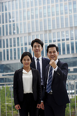 포토 JPG 주간 여자 남자 중년 회사 협력 서기 미소 정장 상반신 성인 야외 앞모습 세명 비즈니스라이프 파이팅 주먹 한국인 직장인 비즈니스맨 비즈니스우먼 상사 동료 부하 빌딩숲 부하직원 판교 국내포토 자연요소 직업 라이프스타일 옷 뷰포인트 비즈니스 관계 모션 표정 사람 동양인 빌딩 분당 파일형식