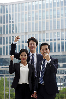 포토 JPG 주간 여자 남자 중년 회사 협력 서기 미소 정장 상반신 성인 야외 앞모습 세명 비즈니스라이프 파이팅 주먹 한국인 직장인 비즈니스맨 비즈니스우먼 상사 동료 부하 빌딩숲 부하직원 판교 국내포토 자연요소 직업 라이프스타일 옷 뷰포인트 비즈니스 관계 모션 표정 사람 동양인 빌딩 분당 파일형식