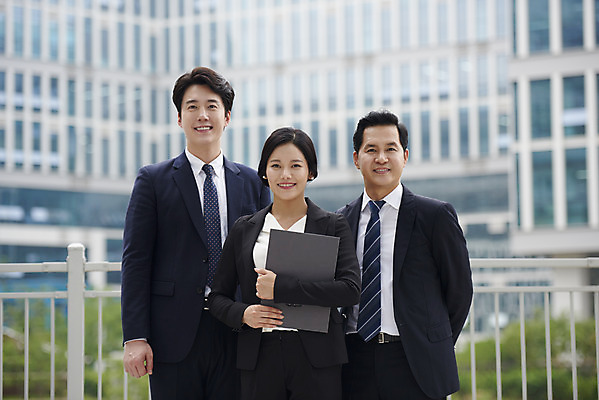포토 JPG 주간 여자 남자 중년 회사 협력 서기 미소 정장 상반신 성인 야외 앞모습 세명 비즈니스라이프 한국인 직장인 비즈니스맨 비즈니스우먼 상사 동료 문서 부하 빌딩숲 부하직원 판교 국내포토 자연요소 직업 라이프스타일 옷 뷰포인트 비즈니스 관계 모션 표정 사람 동양인 빌딩 분당 파일형식