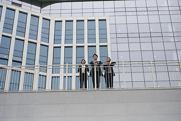 포토 JPG 주간 전신 여자 남자 로우앵글 중년 회사 협력 휴식 피곤 서기 정장 성인 야외 앞모습 세명 비즈니스라이프 한국인 발코니 직장인 비즈니스맨 비즈니스우먼 상사 동료 부하 빌딩숲 부하직원 판교 국내포토 자연요소 직업 라이프스타일 옷 뷰포인트 컨셉 비즈니스 관계 모션 사람 동양인 빌딩 분당 파일형식