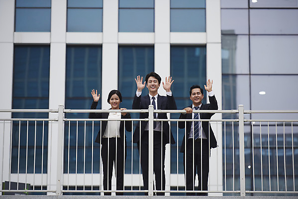 포토 JPG 주간 전신 여자 남자 중년 회사 협력 서기 정장 성인 야외 앞모습 세명 비즈니스라이프 한국인 발코니 직장인 비즈니스맨 비즈니스우먼 상사 동료 부하 손인사 빌딩숲 부하직원 판교 국내포토 자연요소 직업 라이프스타일 옷 뷰포인트 비즈니스 관계 모션 사람 동양인 빌딩 인사 분당 파일형식