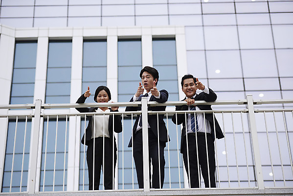 포토 JPG 주간 전신 여자 남자 로우앵글 중년 회사 협력 서기 정장 손짓 성인 야외 앞모습 세명 비즈니스라이프 한국인 발코니 가리킴 직장인 비즈니스맨 비즈니스우먼 상사 동료 부하 빌딩숲 부하직원 판교 국내포토 자연요소 직업 라이프스타일 옷 뷰포인트 비즈니스 관계 모션 사람 동양인 빌딩 분당 파일형식