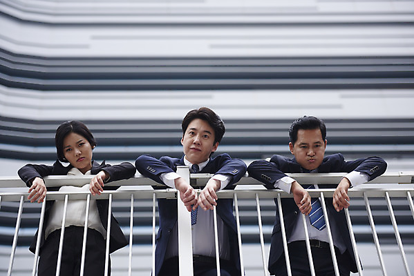 포토 JPG 주간 여자 남자 로우앵글 중년 회사 협력 휴식 피곤 서기 정장 상반신 성인 야외 앞모습 세명 비즈니스라이프 한국인 발코니 직장인 비즈니스맨 비즈니스우먼 상사 동료 부하 빌딩숲 부하직원 판교 국내포토 자연요소 직업 라이프스타일 옷 뷰포인트 컨셉 비즈니스 관계 모션 사람 동양인 빌딩 분당 파일형식