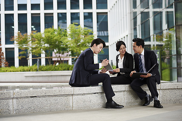 포토 JPG 주간 전신 여자 남자 중년 회사 회의 협력 앉기 정장 성인 야외 앞모습 옆모습 세명 비즈니스라이프 한국인 직장인 비즈니스맨 비즈니스우먼 상사 동료 문서 부하 빌딩숲 부하직원 판교 국내포토 자연요소 직업 라이프스타일 옷 뷰포인트 비즈니스 관계 모션 사람 동양인 빌딩 분당 파일형식