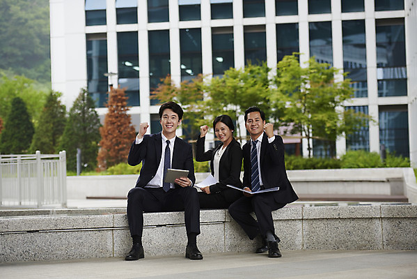 포토 JPG 주간 전신 여자 남자 중년 회사 협력 앉기 정장 성인 야외 앞모습 세명 비즈니스라이프 파이팅 주먹 한국인 직장인 비즈니스맨 비즈니스우먼 상사 동료 부하 빌딩숲 부하직원 판교 국내포토 자연요소 직업 라이프스타일 옷 뷰포인트 비즈니스 관계 모션 사람 동양인 빌딩 분당 파일형식