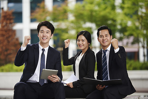포토 JPG 주간 여자 남자 중년 회사 협력 미소 앉기 정장 상반신 성인 야외 앞모습 옆모습 세명 비즈니스라이프 태블릿 파이팅 주먹 한국인 직장인 비즈니스맨 비즈니스우먼 상사 동료 문서 부하 빌딩숲 부하직원 판교 국내포토 자연요소 직업 라이프스타일 옷 뷰포인트 비즈니스 관계 모션 표정 사람 동양인 빌딩 전자제품 스마트기기 분당 파일형식
