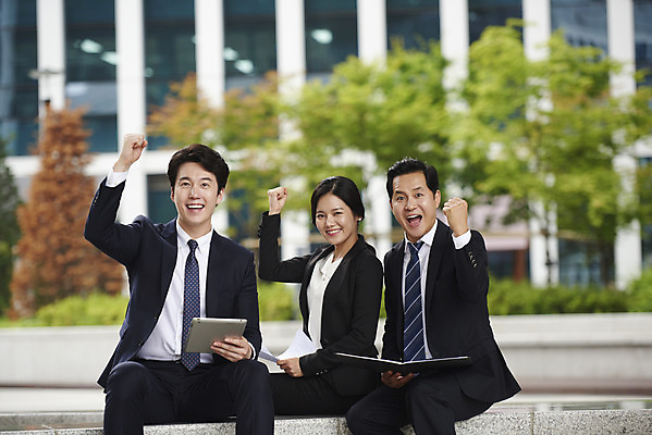 포토 JPG 주간 여자 남자 중년 회사 협력 미소 앉기 정장 상반신 성인 야외 앞모습 옆모습 세명 비즈니스라이프 태블릿 파이팅 주먹 한국인 직장인 비즈니스맨 비즈니스우먼 상사 동료 문서 부하 빌딩숲 부하직원 판교 국내포토 자연요소 직업 라이프스타일 옷 뷰포인트 비즈니스 관계 모션 표정 사람 동양인 빌딩 전자제품 스마트기기 분당 파일형식