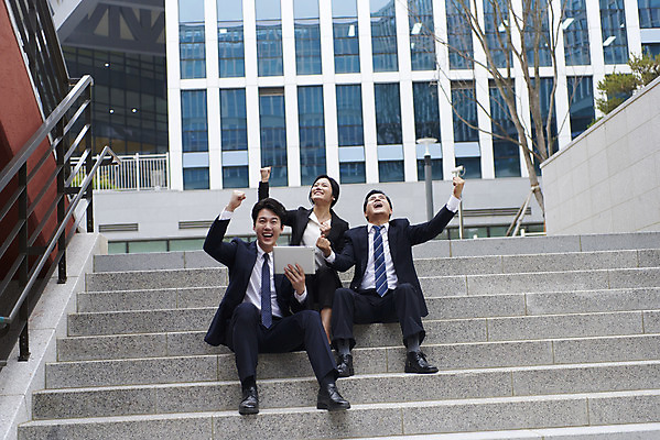 포토 JPG 주간 전신 여자 남자 로우앵글 중년 회사 성공 협력 앉기 정장 성인 야외 앞모습 세명 비즈니스라이프 태블릿 계단 파이팅 주먹 한국인 직장인 비즈니스맨 비즈니스우먼 상사 동료 부하 빌딩숲 부하직원 판교 국내포토 자연요소 직업 라이프스타일 옷 뷰포인트 컨셉 비즈니스 관계 모션 사람 동양인 빌딩 전자제품 스마트기기 분당 파일형식