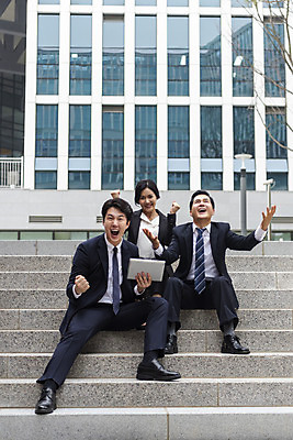 포토 JPG 주간 전신 여자 남자 로우앵글 중년 회사 성공 협력 앉기 정장 성인 야외 앞모습 세명 비즈니스라이프 태블릿 계단 파이팅 주먹 한국인 직장인 비즈니스맨 비즈니스우먼 상사 동료 부하 빌딩숲 부하직원 판교 국내포토 자연요소 직업 라이프스타일 옷 뷰포인트 컨셉 비즈니스 관계 모션 사람 동양인 빌딩 전자제품 스마트기기 분당 파일형식
