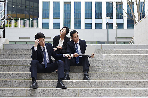 포토 JPG 주간 전신 여자 남자 중년 회사 협력 피곤 앉기 정장 성인 야외 앞모습 세명 비즈니스라이프 노트북 계단 한국인 직장인 비즈니스맨 비즈니스우먼 상사 동료 부하 빌딩숲 부하직원 판교 국내포토 자연요소 직업 라이프스타일 옷 뷰포인트 컨셉 비즈니스 관계 모션 사람 동양인 빌딩 전자제품 분당 파일형식