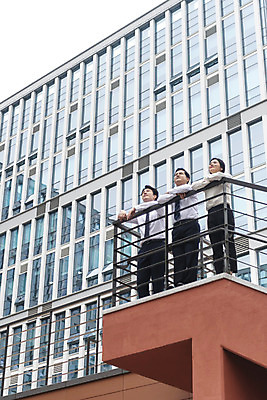 포토 JPG 주간 전신 응시 여자 남자 로우앵글 중년 회사 협력 휴식 서기 정장 성인 야외 앞모습 세명 비즈니스라이프 한국인 발코니 직장인 비즈니스맨 비즈니스우먼 상사 동료 부하 빌딩숲 부하직원 판교 국내포토 자연요소 직업 라이프스타일 시선 옷 뷰포인트 컨셉 비즈니스 관계 모션 사람 동양인 빌딩 분당 파일형식