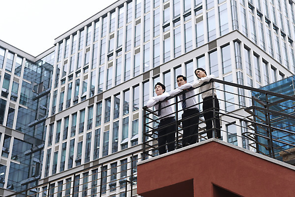 포토 JPG 주간 전신 여자 남자 로우앵글 중년 회사 협력 휴식 피곤 서기 정장 성인 야외 앞모습 세명 비즈니스라이프 한국인 발코니 직장인 비즈니스맨 비즈니스우먼 상사 동료 부하 빌딩숲 부하직원 판교 국내포토 자연요소 직업 라이프스타일 옷 뷰포인트 컨셉 비즈니스 관계 모션 사람 동양인 빌딩 분당 파일형식