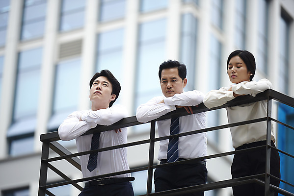 포토 JPG 주간 여자 남자 로우앵글 중년 회사 협력 휴식 피곤 서기 정장 상반신 성인 야외 앞모습 세명 비즈니스라이프 한국인 발코니 직장인 비즈니스맨 비즈니스우먼 상사 동료 부하 빌딩숲 부하직원 판교 국내포토 자연요소 직업 라이프스타일 옷 뷰포인트 컨셉 비즈니스 관계 모션 사람 동양인 빌딩 분당 파일형식