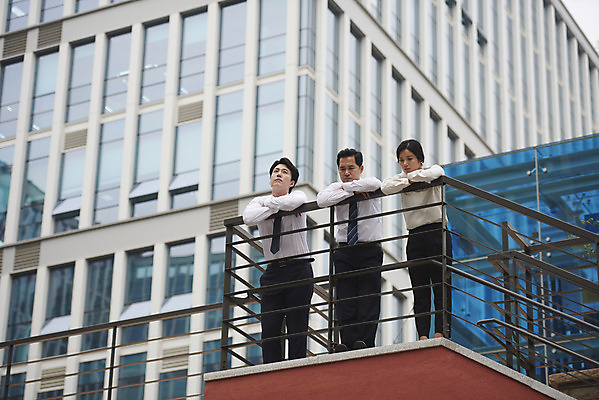 포토 JPG 주간 전신 여자 남자 로우앵글 중년 회사 협력 휴식 피곤 서기 정장 성인 야외 앞모습 세명 비즈니스라이프 한국인 발코니 직장인 비즈니스맨 비즈니스우먼 상사 동료 부하 빌딩숲 부하직원 판교 국내포토 자연요소 직업 라이프스타일 옷 뷰포인트 컨셉 비즈니스 관계 모션 사람 동양인 빌딩 분당 파일형식