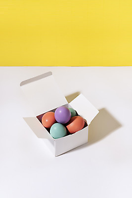 포토 JPG 스튜디오촬영 실내 누끼 사람없음 상자 하이앵글 컬러풀 계란 여러개 오브젝트 국내포토 뷰포인트 컬러 다수 내부 알 파일형식