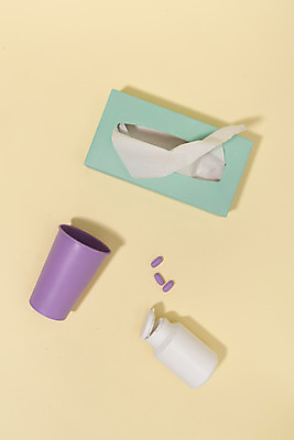 포토 JPG 스튜디오촬영 실내 병원 누끼 사람없음 치료 하이앵글 알약 화장지 약병 감기 약국 오브젝트 알레르기 비염 베이지색배경 플랫레이 국내포토 뷰포인트 백그라운드 의학 내부 약 플랫 질병 베이지색 병_담는 파일형식