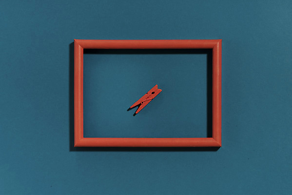 포토 JPG 스튜디오촬영 프레임 실내 액자틀 집게 누끼 사람없음 하이앵글 컬러풀 오브젝트 파란배경 고정 그리움 플랫레이 국내포토 감정 뷰포인트 컬러 액자 백그라운드 틀 내부 파란색 플랫 파일형식