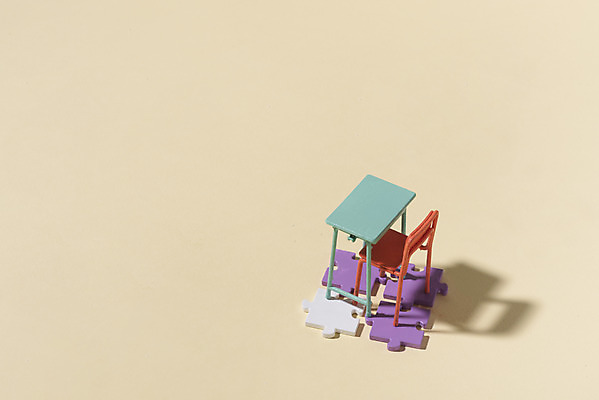 포토 JPG 스튜디오촬영 의자 교실 학교 실내 누끼 사람없음 하이앵글 퍼즐 책상 오브젝트 퍼즐조각 베이지색배경 국내포토 교육 뷰포인트 조각 가구 백그라운드 내부 베이지색 파일형식