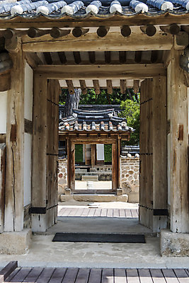 포토 JPG 주간 한국전통 여행 유적지 풍경 사람없음 야외 여름 관광지 문 세계문화유산 문화재 역사 한국사 조선시대 전통문 영녕릉 조선왕릉 효종릉 효종영릉재실 국내포토 여주시 자연요소 전통 계절 고건축 한국 경기도 여주 왕릉 재실 파일형식 여주_지역