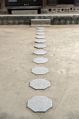 포토 자연요소 전통 계절 여행 고건축 한국 문화재 역사 경기도 여주 왕릉 재실 파일형식 여주_지역 효종영릉재실 돌_바위 JPG 여름 한국전통 한국사 풍경 조선왕릉 조선시대 유적지 세계문화유산 관광지 사람없음 주간 야외 효종릉 영녕릉 국내포토 여주시