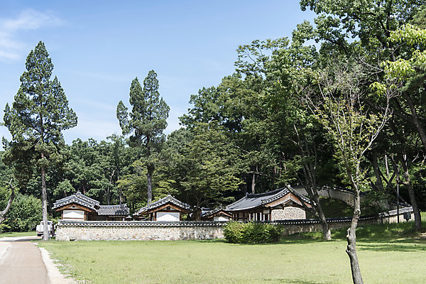 포토 JPG 주간 나무 한국전통 여행 유적지 하늘 풍경 사람없음 야외 여름 관광지 세계문화유산 문화재 역사 한국사 조선시대 영녕릉 조선왕릉 효종릉 효종영릉재실 국내포토 여주시 자연요소 식물 전통 계절 고건축 한국 경기도 여주 왕릉 재실 파일형식 여주_지역