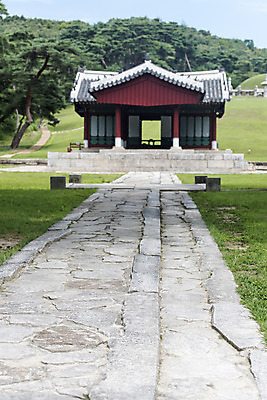 포토 JPG 주간 한국전통 여행 유적지 풍경 사람없음 야외 여름 관광지 세계문화유산 문화재 역사 한국사 조선시대 어로 영녕릉 조선왕릉 효종릉 신로 국내포토 여주시 자연요소 전통 계절 고건축 한국 경기도 여주 왕릉 파일형식 여주_지역 향어로