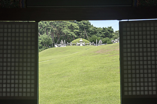 포토 JPG 주간 한국전통 여행 유적지 풍경 사람없음 야외 여름 관광지 세계문화유산 문화재 역사 한국사 조선시대 전통문 영녕릉 정자각 조선왕릉 효종릉 국내포토 여주시 자연요소 전통 계절 고건축 한국 문 경기도 여주 왕릉 파일형식 여주_지역