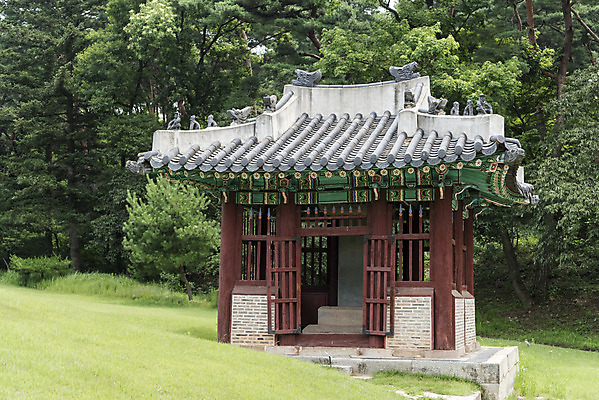포토 JPG 주간 나무 한국전통 여행 유적지 풍경 사람없음 야외 여름 관광지 세계문화유산 문화재 역사 한국사 비석 조선시대 비각 영녕릉 조선왕릉 효종릉 국내포토 여주시 자연요소 식물 전통 계절 고건축 한국 경기도 여주 왕릉 파일형식 여주_지역