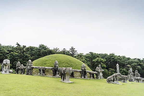 포토 JPG 주간 나무 구름 한국전통 여행 유적지 하늘 풍경 사람없음 야외 여름 관광지 세계문화유산 문화재 역사 한국사 조선시대 영녕릉 조선왕릉 혼유석 동원상하릉 인선왕후 국내포토 자연요소 식물 전통 계절 고건축 한국 여주 왕릉 파일형식 왕후
