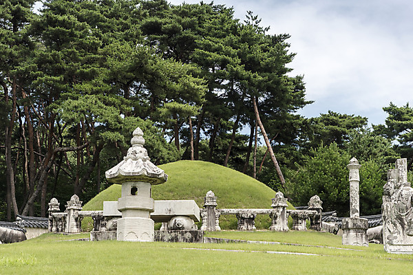 포토 JPG 주간 나무 구름 한국전통 여행 유적지 하늘 풍경 사람없음 야외 여름 관광지 세계문화유산 문화재 역사 한국사 조선시대 영녕릉 조선왕릉 능침 혼유석 효종릉 국내포토 여주시 자연요소 식물 전통 계절 고건축 한국 경기도 여주 왕릉 파일형식 여주_지역