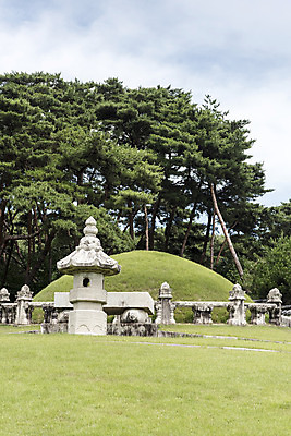 포토 JPG 주간 나무 구름 한국전통 여행 유적지 하늘 풍경 사람없음 야외 여름 관광지 세계문화유산 문화재 역사 한국사 조선시대 영녕릉 조선왕릉 능침 혼유석 효종릉 국내포토 여주시 자연요소 식물 전통 계절 고건축 한국 경기도 여주 왕릉 파일형식 여주_지역