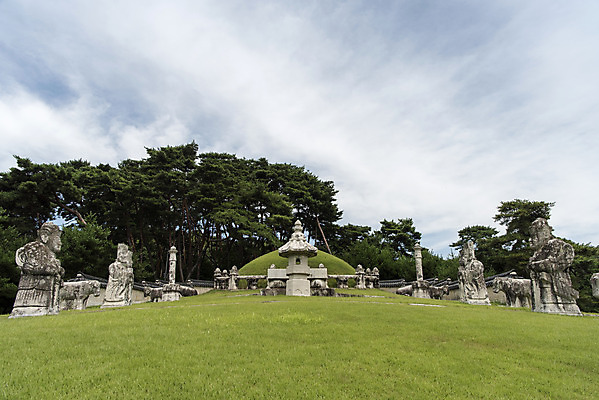 포토 JPG 주간 나무 구름 한국전통 여행 유적지 하늘 풍경 사람없음 야외 여름 관광지 세계문화유산 문화재 역사 한국사 조선시대 영녕릉 조선왕릉 능침 혼유석 효종릉 국내포토 여주시 자연요소 식물 전통 계절 고건축 한국 경기도 여주 왕릉 파일형식 여주_지역