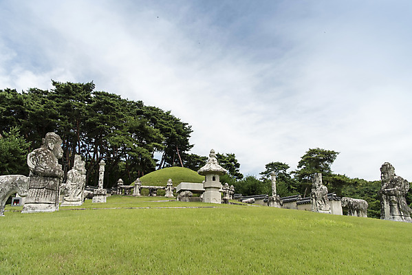 포토 JPG 주간 나무 구름 한국전통 여행 유적지 하늘 풍경 사람없음 야외 여름 관광지 세계문화유산 문화재 역사 한국사 조선시대 영녕릉 조선왕릉 능침 혼유석 효종릉 국내포토 여주시 자연요소 식물 전통 계절 고건축 한국 경기도 여주 왕릉 파일형식 여주_지역