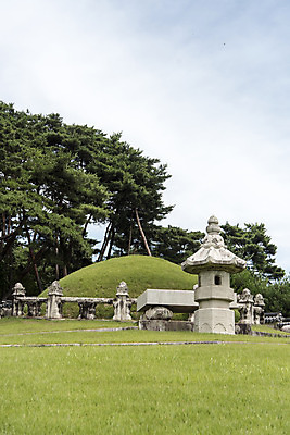 포토 JPG 주간 나무 구름 한국전통 여행 유적지 하늘 풍경 사람없음 야외 여름 관광지 세계문화유산 문화재 역사 한국사 조선시대 영녕릉 조선왕릉 능침 혼유석 효종릉 국내포토 여주시 자연요소 식물 전통 계절 고건축 한국 경기도 여주 왕릉 파일형식 여주_지역