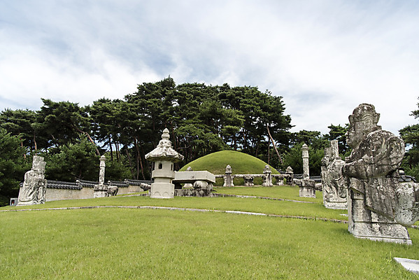 포토 JPG 주간 나무 구름 한국전통 여행 유적지 하늘 풍경 사람없음 야외 여름 관광지 세계문화유산 문화재 역사 한국사 조선시대 영녕릉 조선왕릉 능침 혼유석 효종릉 국내포토 여주시 자연요소 식물 전통 계절 고건축 한국 경기도 여주 왕릉 파일형식 여주_지역