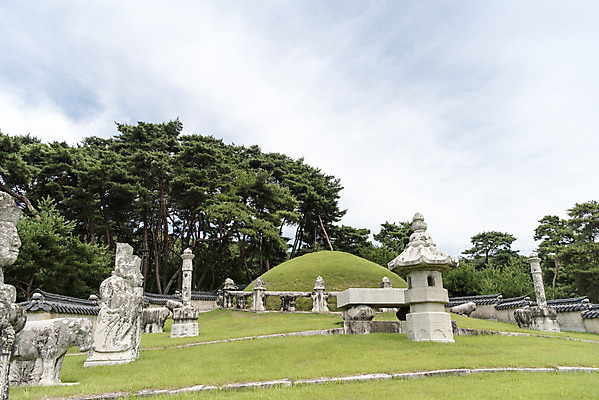 포토 JPG 주간 나무 구름 한국전통 여행 유적지 하늘 풍경 사람없음 야외 여름 관광지 세계문화유산 문화재 역사 한국사 조선시대 영녕릉 조선왕릉 능침 혼유석 효종릉 국내포토 여주시 자연요소 식물 전통 계절 고건축 한국 경기도 여주 왕릉 파일형식 여주_지역