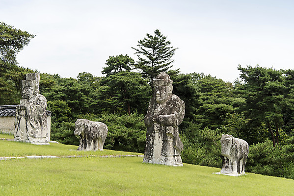 포토 JPG 주간 나무 구름 한국전통 여행 유적지 하늘 풍경 사람없음 야외 여름 관광지 세계문화유산 문화재 역사 한국사 조선시대 영녕릉 조선왕릉 능침 혼유석 효종릉 무석인 석마 국내포토 여주시 자연요소 식물 전통 계절 고건축 한국 경기도 석인 여주 왕릉 파일형식 여주_지역