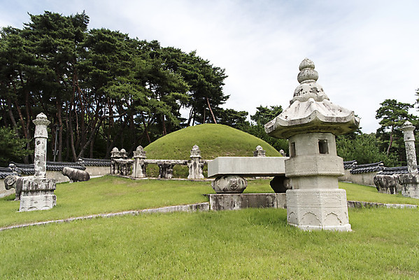 포토 JPG 주간 나무 구름 한국전통 여행 유적지 하늘 풍경 사람없음 야외 여름 관광지 세계문화유산 문화재 역사 한국사 조선시대 영녕릉 조선왕릉 능침 혼유석 효종릉 국내포토 여주시 자연요소 식물 전통 계절 고건축 한국 경기도 여주 왕릉 파일형식 여주_지역