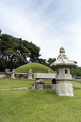 포토 JPG 주간 나무 구름 한국전통 여행 유적지 하늘 풍경 사람없음 야외 여름 관광지 세계문화유산 문화재 역사 한국사 조선시대 영녕릉 조선왕릉 능침 혼유석 효종릉 국내포토 여주시 자연요소 식물 전통 계절 고건축 한국 경기도 여주 왕릉 파일형식 여주_지역