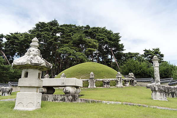 포토 JPG 주간 나무 구름 한국전통 여행 유적지 하늘 풍경 사람없음 야외 여름 관광지 세계문화유산 문화재 역사 한국사 조선시대 영녕릉 조선왕릉 능침 혼유석 효종릉 국내포토 여주시 자연요소 식물 전통 계절 고건축 한국 경기도 여주 왕릉 파일형식 여주_지역