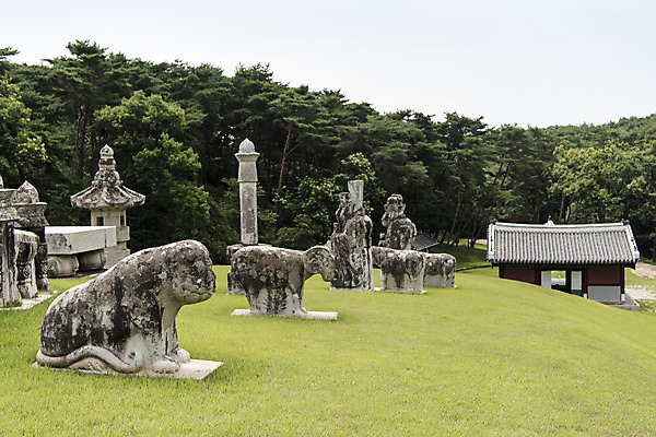 포토 JPG 주간 나무 구름 한국전통 여행 유적지 하늘 풍경 사람없음 야외 여름 관광지 세계문화유산 문화재 역사 한국사 조선시대 영녕릉 조선왕릉 혼유석 동원상하릉 인선왕후 국내포토 자연요소 식물 전통 계절 고건축 한국 여주 왕릉 파일형식 왕후