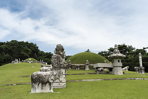 포토 JPG 주간 나무 구름 한국전통 여행 유적지 하늘 풍경 사람없음 야외 여름 관광지 세계문화유산 문화재 역사 한국사 조선시대 조선왕릉 혼유석 동원상하릉 인선왕후 국내포토 자연요소 식물 전통 계절 고건축 한국 왕릉 파일형식 왕후