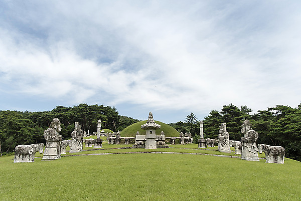 포토 JPG 주간 나무 구름 한국전통 여행 유적지 하늘 풍경 사람없음 야외 여름 관광지 세계문화유산 문화재 역사 한국사 조선시대 조선왕릉 혼유석 동원상하릉 인선왕후 국내포토 자연요소 식물 전통 계절 고건축 한국 왕릉 파일형식 왕후