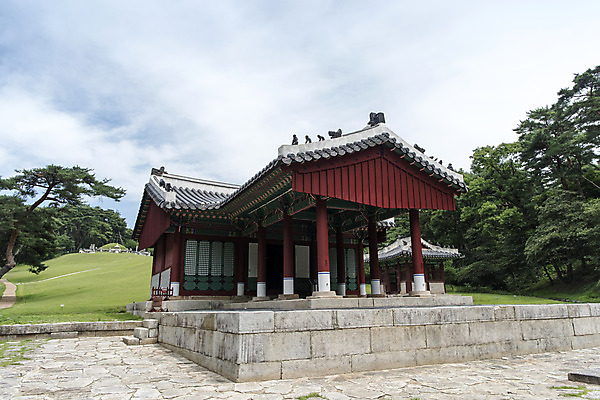 포토 JPG 주간 나무 구름 한국전통 여행 유적지 하늘 풍경 사람없음 야외 여름 관광지 세계문화유산 문화재 역사 한국사 조선시대 어로 어처구니 영녕릉 잡상 정자각 조선왕릉 효종릉 신로 국내포토 여주시 자연요소 식물 전통 계절 고건축 한국 기와 경기도 여주 왕릉 파일형식 여주_지역 향어로