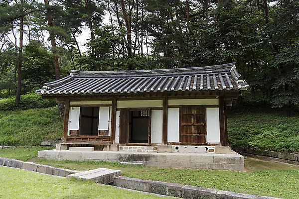포토 JPG 주간 나무 한국전통 여행 유적지 풍경 사람없음 야외 여름 관광지 세계문화유산 문화재 역사 한국사 조선시대 영녕릉 조선왕릉 수복방 효종릉 국내포토 여주시 자연요소 식물 전통 계절 고건축 한국 경기도 여주 왕릉 파일형식 여주_지역