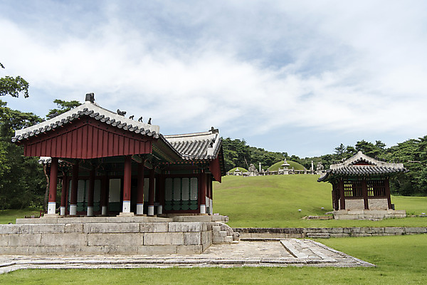 포토 JPG 주간 구름 한국전통 여행 유적지 하늘 풍경 사람없음 야외 여름 관광지 세계문화유산 문화재 역사 한국사 조선시대 어로 영녕릉 정자각 조선왕릉 능침 혼유석 효종릉 동원상하릉 인선왕후 신로 국내포토 여주시 자연요소 전통 계절 고건축 한국 경기도 여주 왕릉 파일형식 여주_지역 왕후 향어로